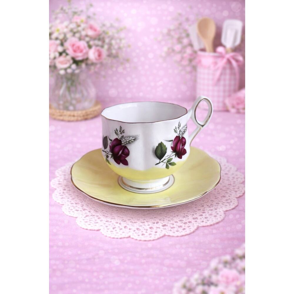 Elizabethan Fine Bone China England Tea Cup And Saucer Floral Rose Gold Trim